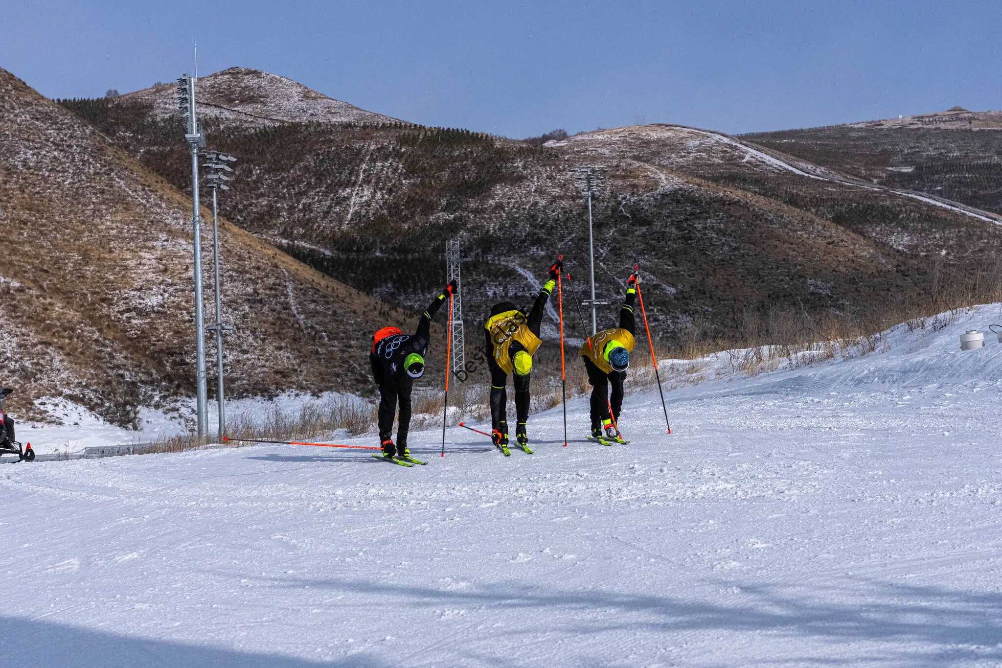 ورزشکاران درحال تمرین روی برف