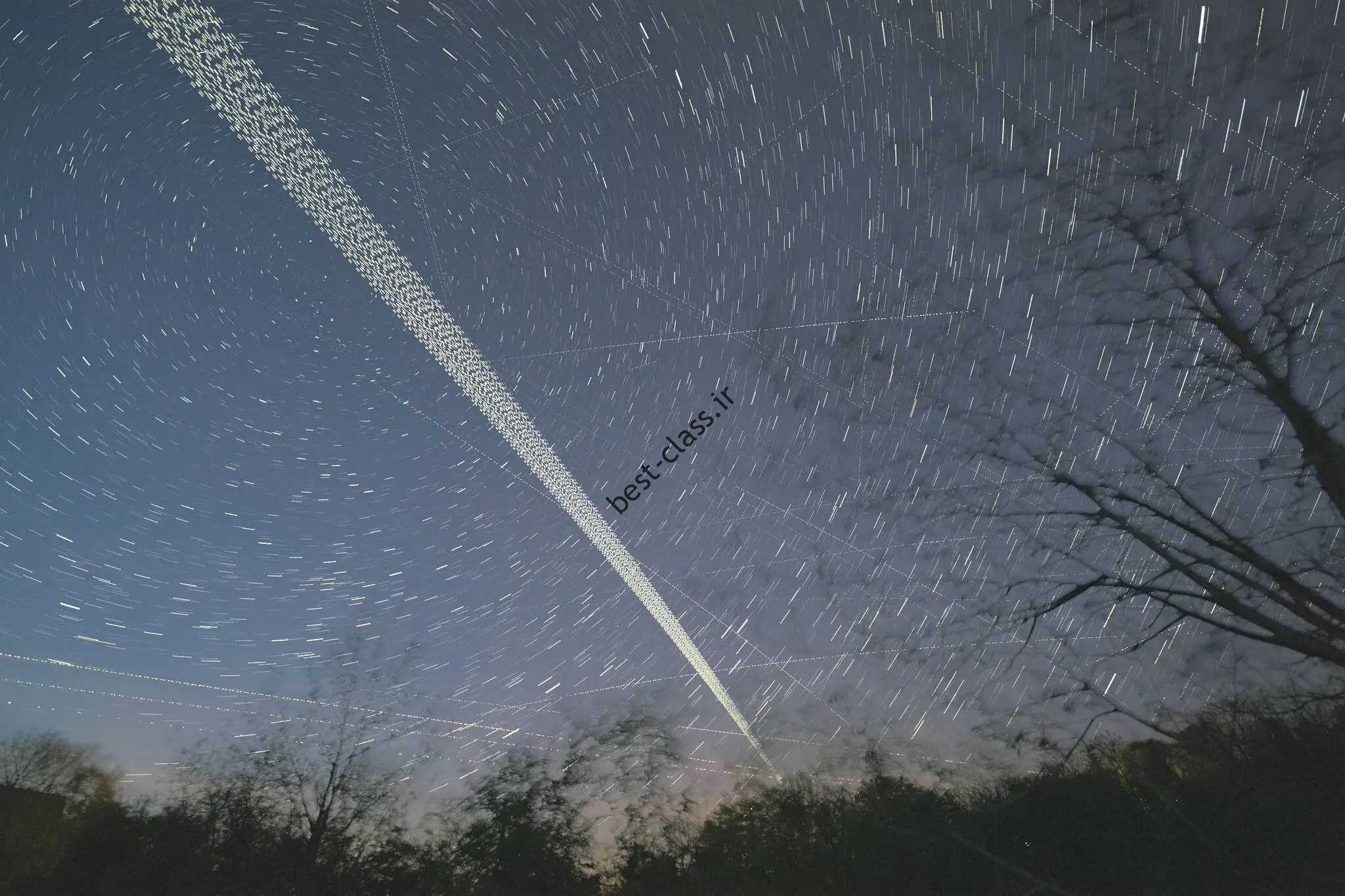حرکت قطارمانند ماهواره های استارلینک در آسمان شب